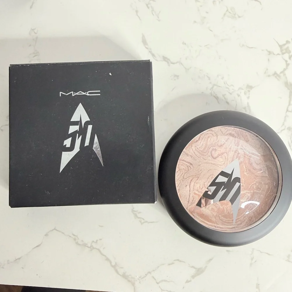 MAC Cosmetics Star Trek Trip the Light Fantastic Powder in Luna Luster